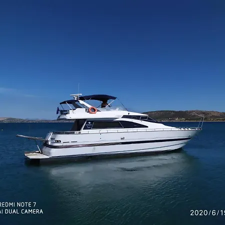 Navarino Yacht * Nea Peramos (Attica)