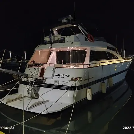 Botel Navarino Yacht Nea Peramos (Attica)