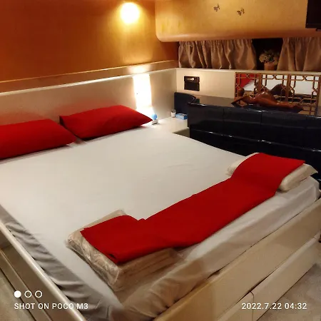 Navarino Yacht Botel *